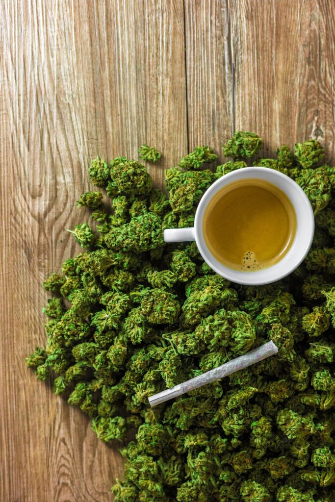 Fleur de CBD puissante à côté d’une tasse de café – symbole d’équilibre entre détente et énergie